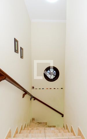 Casa à venda com 220m², 3 quartos e 3 vagasEscada Quartos/Sala