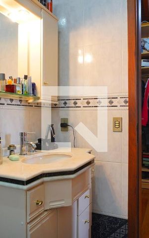 Casa à venda com 220m², 4 quartos e 6 vagasBanheiro da Suíte