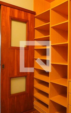 Casa à venda com 220m², 4 quartos e 6 vagasCloset do quarto 3