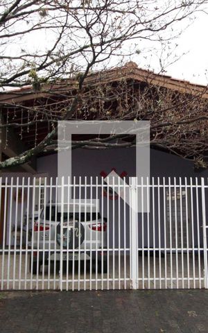 Casa para alugar com 240m², 3 quartos e 4 vagasFachada