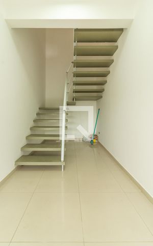 Casa para alugar com 400m², 3 quartos e 4 vagas Casa para alugar com 400m², 3 quartos e 4 vagasEscada