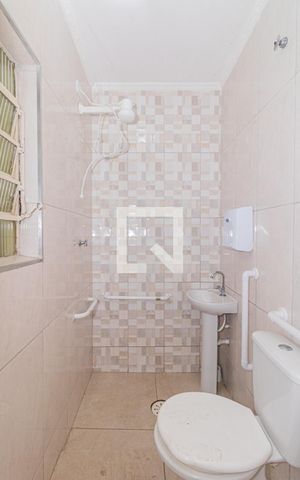 Casa à venda com 220m², 4 quartos e 3 vagas Casa à venda com 220m², 4 quartos e 3 vagasBanheiro de Serviço