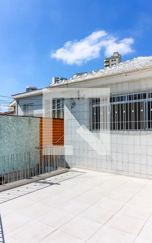Casa à venda com 170m², 4 quartos e 2 vagas Casa à venda com 170m², 4 quartos e 2 vagasVaranda