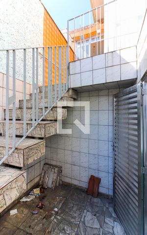 Casa à venda com 170m², 4 quartos e 2 vagas Casa à venda com 170m², 4 quartos e 2 vagasEscada