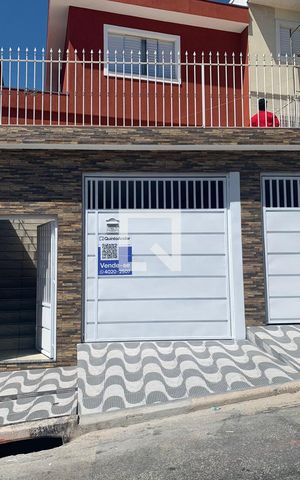 Casa à venda com 170m², 3 quartos e 2 vagas Casa à venda com 170m², 3 quartos e 2 vagasFachada