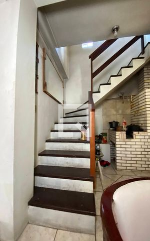 Casa à venda com 180m², 3 quartos e 3 vagasEscada