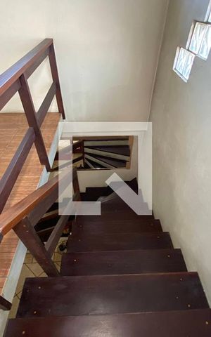 Casa à venda com 180m², 3 quartos e 3 vagasEscada