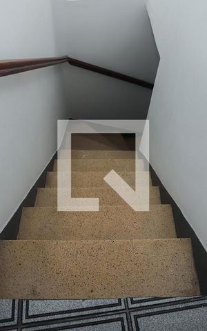 Casa para alugar com 72m², 2 quartos e 2 vagasEscada