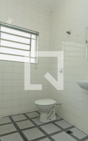 Casa para alugar com 72m², 2 quartos e 2 vagasBanheiro