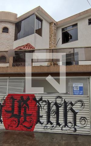 Casa à venda com 349m², 5 quartos e 5 vagas Casa à venda com 349m², 5 quartos e 5 vagasFachada