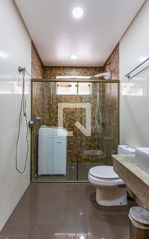Casa à venda com 349m², 5 quartos e 5 vagas Casa à venda com 349m², 5 quartos e 5 vagasBanheiro da Suite 1