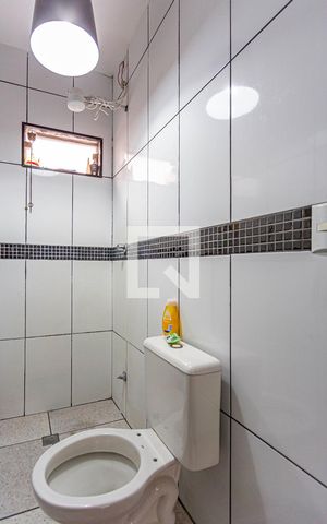 Casa à venda com 349m², 5 quartos e 5 vagas Casa à venda com 349m², 5 quartos e 5 vagasCasa Fundos - Banheiro