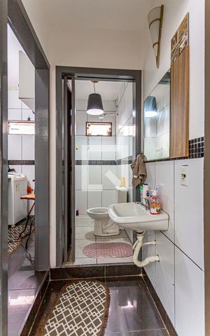 Casa à venda com 349m², 5 quartos e 5 vagas Casa à venda com 349m², 5 quartos e 5 vagasCasa Fundos - Banheiro