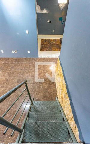 Casa à venda com 349m², 5 quartos e 5 vagas Casa à venda com 349m², 5 quartos e 5 vagasEscada Sala 4