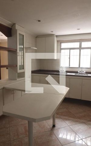 Casa para alugar com 380m², 4 quartos e 2 vagasCozinha 