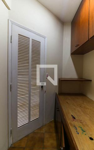 Apartamento à venda com 186m², 3 quartos e 2 vagas Apartamento à venda com 186m², 3 quartos e 2 vagasQuarto de Serviço