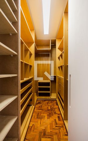 Apartamento à venda com 186m², 2 quartos e 1 vagaCloset da suíte 2