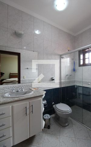 Casa à venda com 411m², 4 quartos e 5 vagasBanheiro da Suíte 2