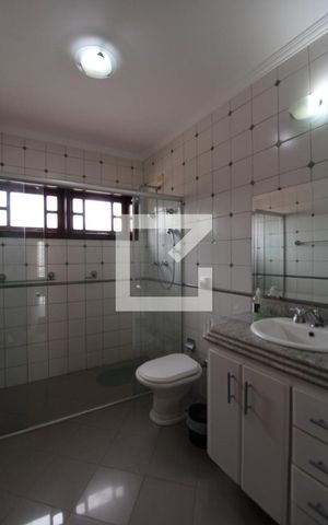 Casa à venda com 411m², 4 quartos e 5 vagasBanheiro da Suíte 3