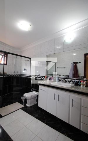 Casa à venda com 411m², 4 quartos e 5 vagasBanheiro da Suíte 1