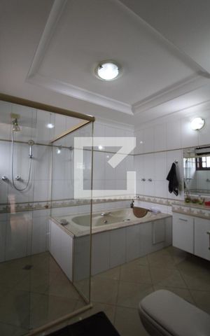 Casa à venda com 411m², 4 quartos e 5 vagasBanheiro da Suíte 4