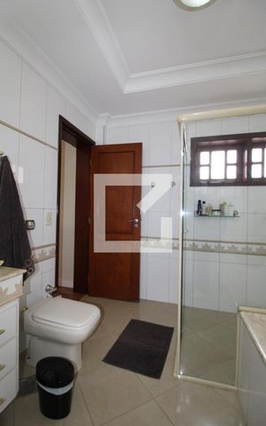 Casa à venda com 411m², 4 quartos e 5 vagasBanheiro da Suíte 4