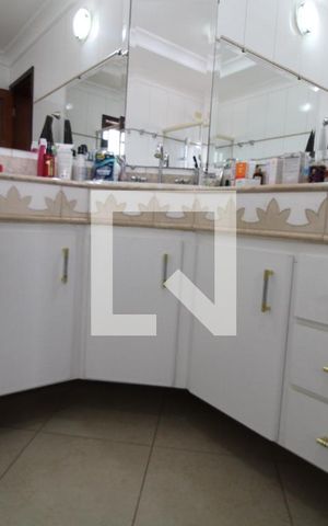 Casa à venda com 411m², 4 quartos e 5 vagasBanheiro da Suíte 4