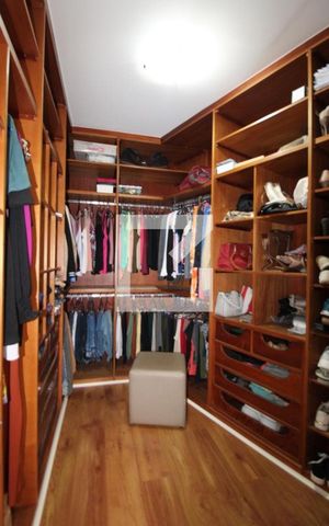 Casa à venda com 411m², 4 quartos e 5 vagasQuarto 4 (suíte master) - Closet