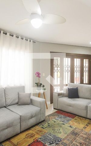 Casa à venda com 294m², 4 quartos e 2 vagas Casa à venda com 294m², 4 quartos e 2 vagasSalas