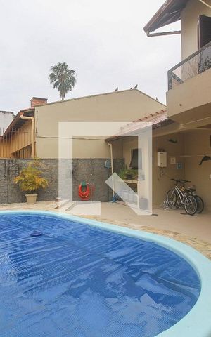 Casa à venda com 294m², 4 quartos e 2 vagas Casa à venda com 294m², 4 quartos e 2 vagasPiscina
