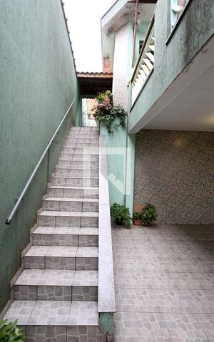 Casa à venda com 120m², 3 quartos e 2 vagasEscada de Entrada