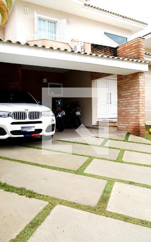 Casa de condomínio para alugar com 300m², 3 quartos e 4 vagasFachada