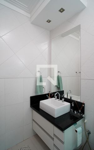 Casa de condomínio para alugar com 300m², 3 quartos e 4 vagasBanheiro da Suíte 1
