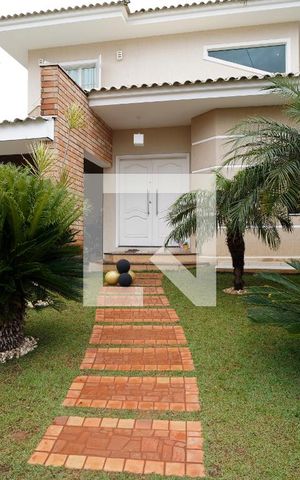 Casa de condomínio para alugar com 300m², 3 quartos e 4 vagasFachada