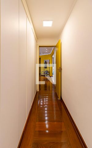 Apartamento à venda com 200m², 5 quartos e 4 vagas Apartamento à venda com 200m², 5 quartos e 4 vagasCorredor Dormitórios