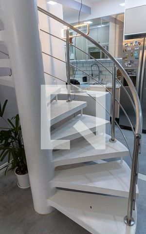 Apartamento à venda com 180m², 3 quartos e 3 vagas Apartamento à venda com 180m², 3 quartos e 3 vagasEscada