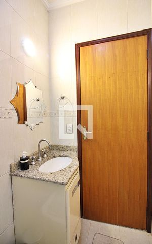 Casa à venda com 212m², 3 quartos e 4 vagasBanheiro da Suíte 2