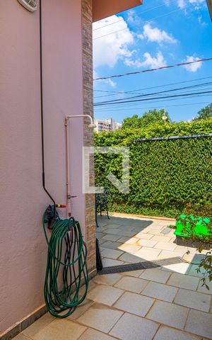 Casa à venda com 308m², 2 quartos e 5 vagas Casa à venda com 308m², 2 quartos e 5 vagasQuintal