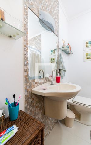 Casa à venda com 130m², 2 quartos e 2 vagas Casa à venda com 130m², 2 quartos e 2 vagasBanheiro