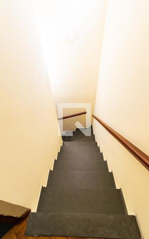 Casa à venda com 130m², 2 quartos e 2 vagas Casa à venda com 130m², 2 quartos e 2 vagasEscada