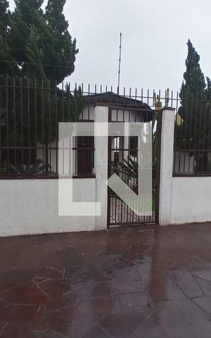 Casa à venda com 170m², 3 quartos e 3 vagas Casa à venda com 170m², 3 quartos e 3 vagasFachada