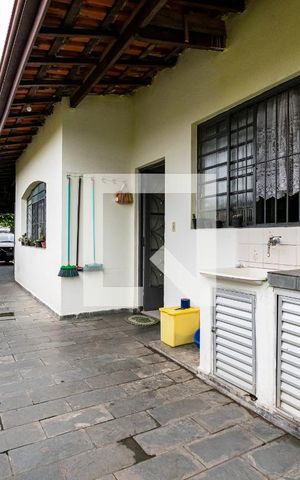 Casa à venda com 300m², 5 quartos e 3 vagas Casa à venda com 300m², 5 quartos e 3 vagasÁrea de Serviço