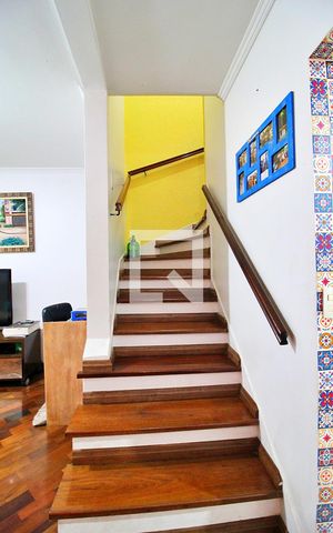 Casa à venda com 126m², 3 quartos e 2 vagasEscada