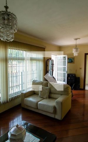 Casa à venda com 400m², 3 quartos e 8 vagas Casa à venda com 400m², 3 quartos e 8 vagasSala