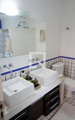 Casa para alugar com 501m², 5 quartos e 5 vagas Casa para alugar com 501m², 5 quartos e 5 vagasBanheiro da Suíte 1