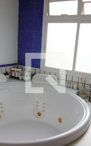 Casa para alugar com 501m², 5 quartos e 5 vagas Casa para alugar com 501m², 5 quartos e 5 vagasBanheiro da Suíte 1