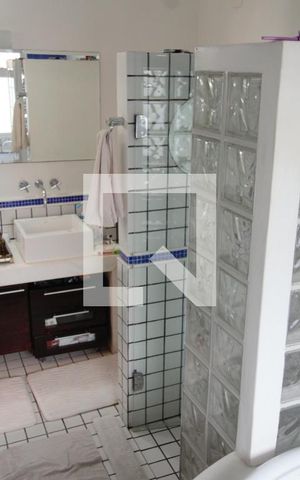 Casa para alugar com 501m², 5 quartos e 5 vagas Casa para alugar com 501m², 5 quartos e 5 vagasBanheiro da Suíte 1