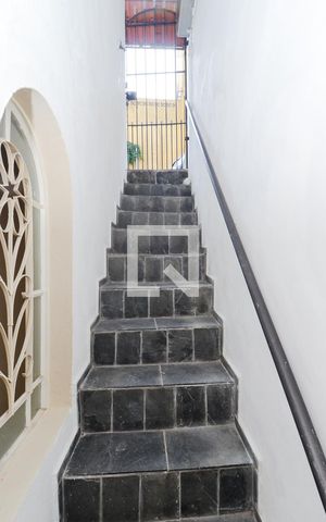 Casa para alugar com 70m², 2 quartos e sem vagaEscada de Entrada