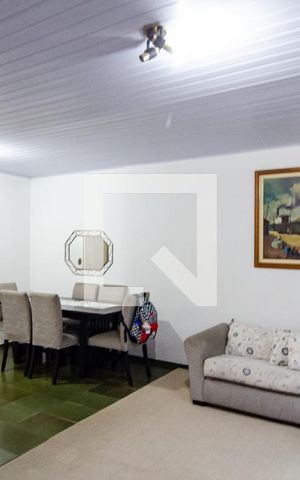 Casa à venda com 143m², 4 quartos e 2 vagas Casa à venda com 143m², 4 quartos e 2 vagasSala