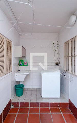 Casa à venda com 143m², 4 quartos e 2 vagas Casa à venda com 143m², 4 quartos e 2 vagasLavanderia